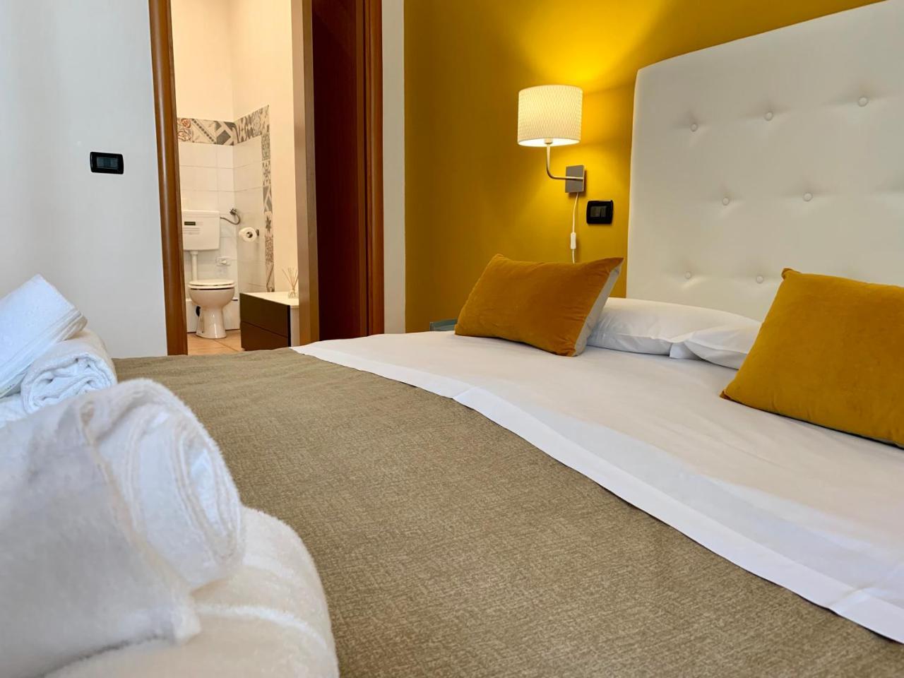 A Due Passi Dal Ponte Hotel Taranto Ngoại thất bức ảnh