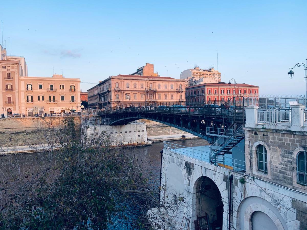 A Due Passi Dal Ponte Hotel Taranto Ngoại thất bức ảnh